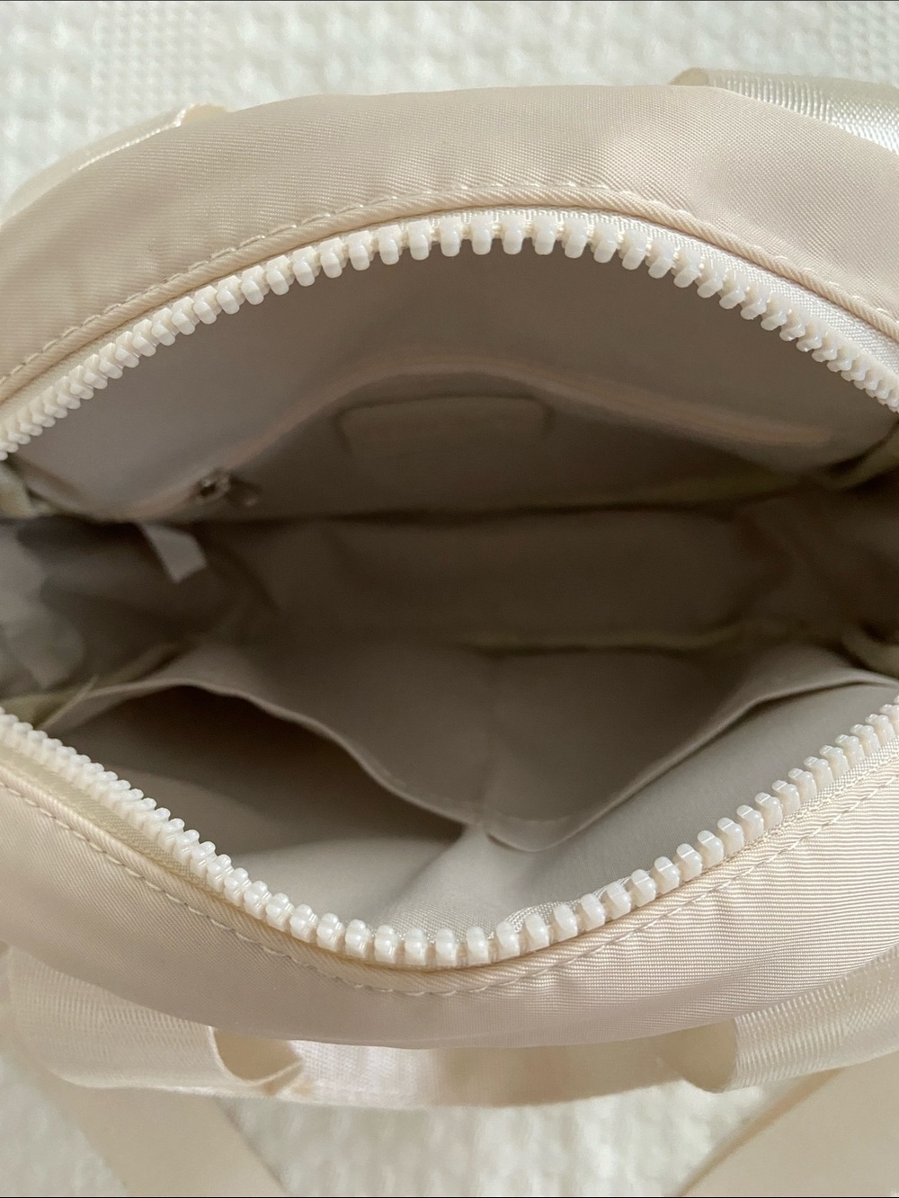 Bearpaw Crossbody Bag - Picture 3 of 9